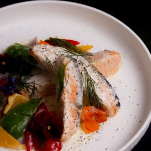 煎焗三文魚配香草忌廉汁